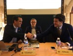 Encaixada de mans del president de la FCC, Sergio Sanchez, i del president de la RFEC, Angel Lopez per celebrar l´acord de reintegació