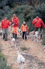 Un grup de caçadors amb els gossos a Santa Coloma de Queralt.
