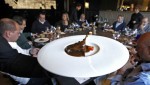 Miembros de La Penya Gastronòmica Barça en Ca l’Enric degustan en febrero un menú de becada. / PERE DURAN